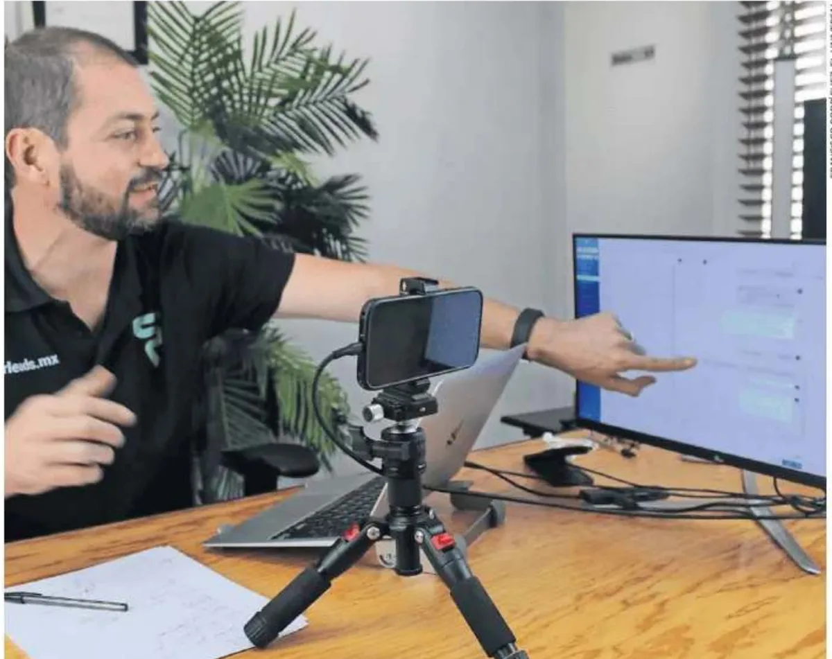 Ricardo López Reyero muestra el sistema de SuperLeads en pantalla, en la crónica de El Universal