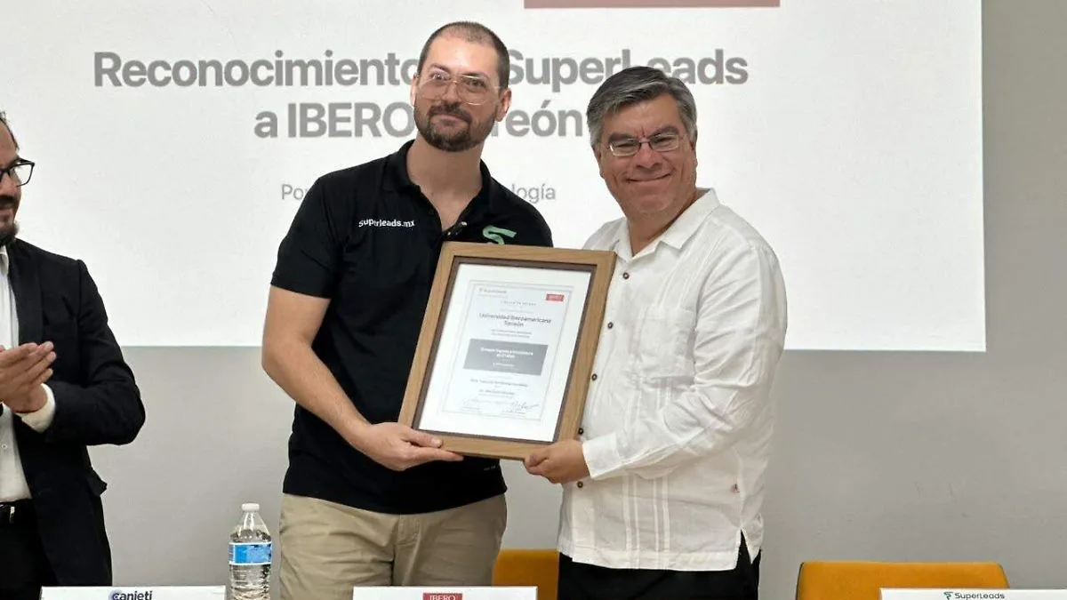 Ricardo López Reyero, fundador de SuperLeads, y Ricardo Burciaga Baca, presidente de CANIETI Coahuila-Durango, en el reconocimiento a IBERO Torreón
